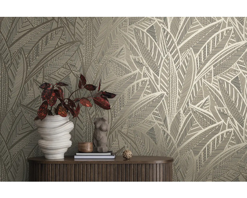 Dekoratívny interiér so vzorovanými tapetami a rastlinami na drevenej skrinke