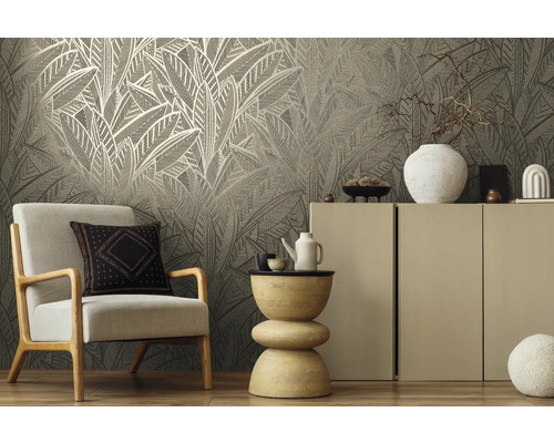 Obývacia izba s tapetou so vzorom listov, kreslom a dekoráciou