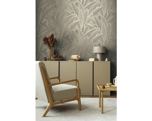 Obývacia izba s tapetou s motívom listov, kreslom, komodou a príručným stolíkom