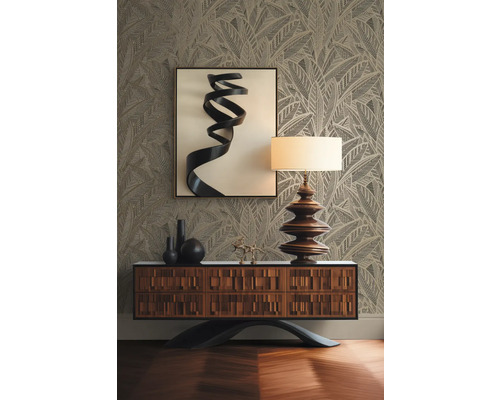 Dekoratívna izba s komodou, lampou, umeleckým dielom a vzorovanou tapetou