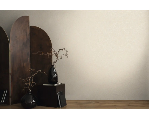 Dekoratívna scéna so zástennou stenou, vázami a vzorovanou tapetou.