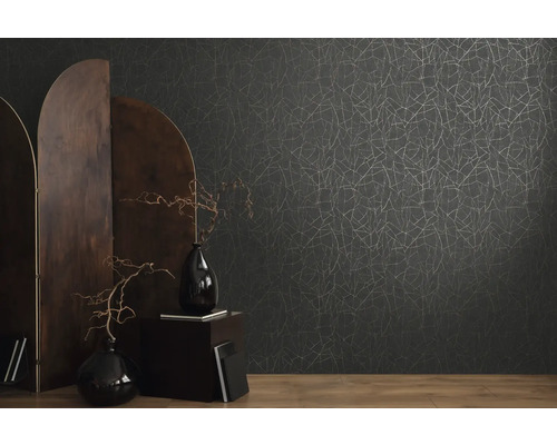 Pohľad na izbu s tapetou so vzorom, deliacou priečkou a ozdobnými vázami