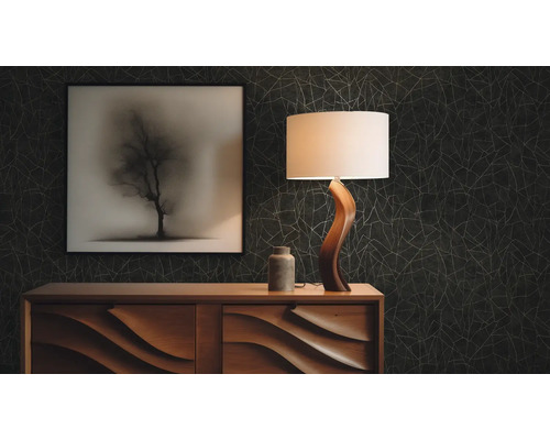 Obývacia izba s komodou, lampou a nástennou maľbou