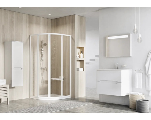 Svetlá kúpeľňa so sprchovacím kútom, umývadlom, zrkadlovou skrinkou a úložným prvkom