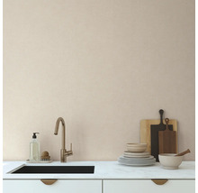 Kuchynský drez s batériou, umývací prostriedok, riad a krájacie dosky na pracovnej doske