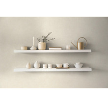 Dve biele nástenné police s dekoratívnymi predmetmi, ako sú sviečky, vázy a kanva