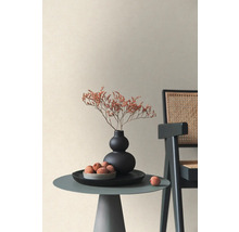 Dekoratívny interiér s malým stolom, vázou, sušenými kvetmi a ovocím vedľa stoličky.