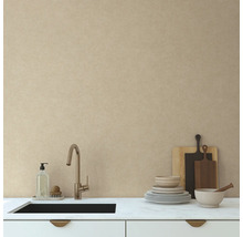 Kuchynská scéna s drezom, batériou, riadom a doskami na krájanie na mramorovej doske