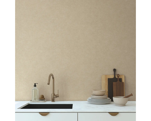 Kuchynská scéna s drezom, batériou, riadom a doskami na krájanie na mramorovej doske