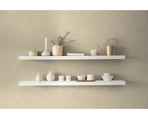 Dve biele police s dekoratívnymi predmetmi na stene