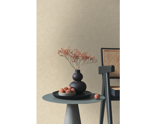 Dekoratívne zátišie s vázou, sušenými kvetmi, liči a stoličkou na malom stole