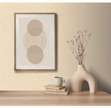 Dekoratívna scéna s rámovaným geometrickým umeleckým dielom, vázou a knihami.