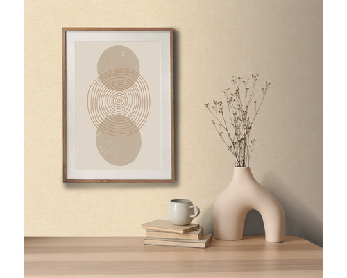 Dekoratívna scéna s rámovaným geometrickým umeleckým dielom, vázou a knihami.