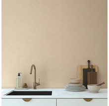 Kuchynská scéna s drezom, vodovodnou batériou, riadom a doskami na krájanie na kuchynskej linke.