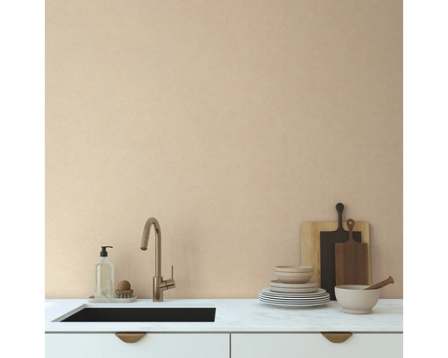 Kuchynská scéna s drezom, vodovodnou batériou, riadom a doskami na krájanie na kuchynskej linke.