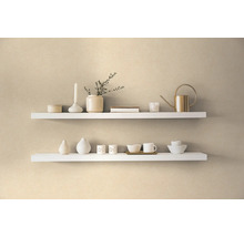 Dve biele nástenné police s dekoratívnymi predmetmi