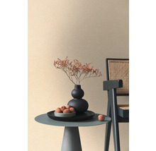 Dekoratívna scéna s príručným stolíkom, vázou, sušenými kvetmi a stoličkou pred stenou