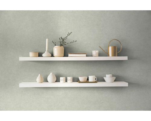 Dve biele police na stene zdobené vázami, sviečkou, kanvou a riadom