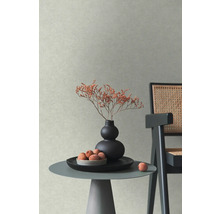 Dekoratívne aranžmán so vázou, sušenými kvetmi a liči na stole