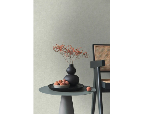 Dekoratívne aranžmán so vázou, sušenými kvetmi a liči na stole