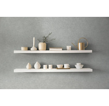 Dekoratívne biele nástenné police s vázami, šálkami a kanvou