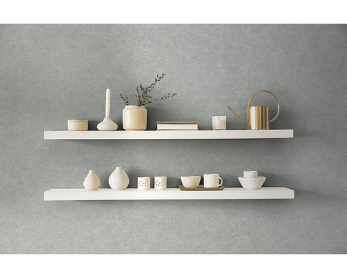 Dekoratívne biele nástenné police s vázami, šálkami a kanvou