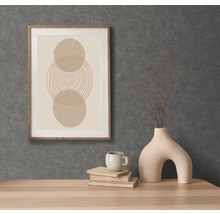 Dekoratívna scéna s zarámovanou grafickou potlačou, šálkou, knihami a neobvyklou vázou