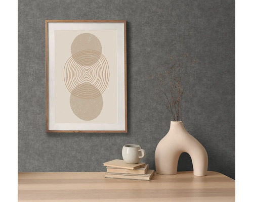 Dekoratívna scéna s zarámovanou grafickou potlačou, šálkou, knihami a neobvyklou vázou