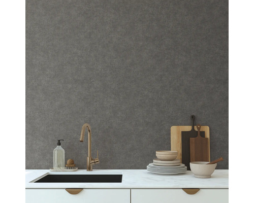 Kuchynská scéna s drezom, batériou, riadom, doskami na krájanie a sivou štruktúrovanou tapetou