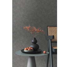 Detail stola s dekoráciou pred tmavou tapetou.