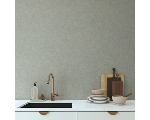 Moderná kuchynská scéna s drezom, batériou, riadom, doskami na krájanie a štruktúrovaným pozadím