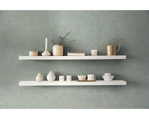 Dekoratívny dizajn stien s dvoma bielymi nástennými policami a rôznymi dekoratívnymi predmetmi