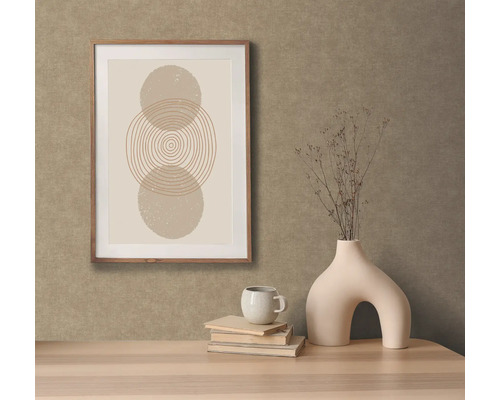 Dekoratívna scéna s zarámovaným obrázkom, vázou, šálkou a knihami na stole