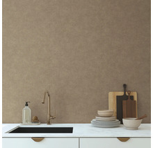 Kuchynská scéna s drezom, vodovodnou batériou, riadom, doskami na krájanie a dávkovačom mydla na bielej pracovnej doske pred tapetou