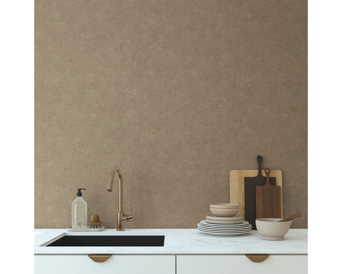 Kuchynská scéna s drezom, vodovodnou batériou, riadom, doskami na krájanie a dávkovačom mydla na bielej pracovnej doske pred tapetou