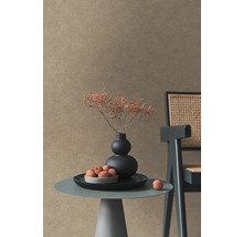 Dekoratívna scéna so stolom, vázou, sušenými kvetmi a stoličkou pred stenou