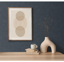 Ozdobný obraz s geometrickým dizajnom v drevenom ráme nad stolom