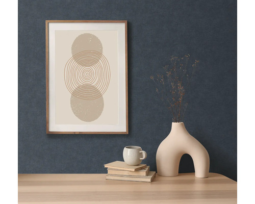 Ozdobný obraz s geometrickým dizajnom v drevenom ráme nad stolom