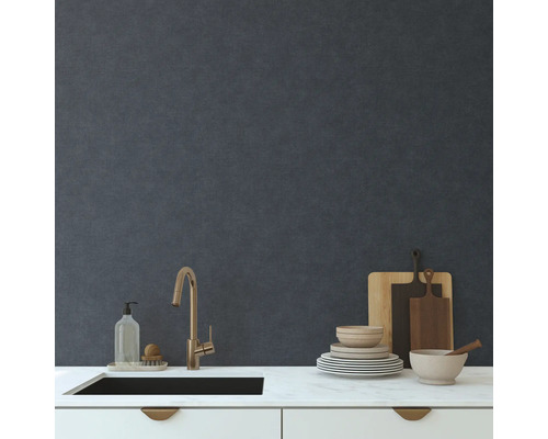 Kuchynský drez s batériou, riad, dosky na krájanie a umývací prostriedok na kuchynskej doske pred stenou