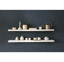 Dve police s dekoratívnymi predmetmi na stene