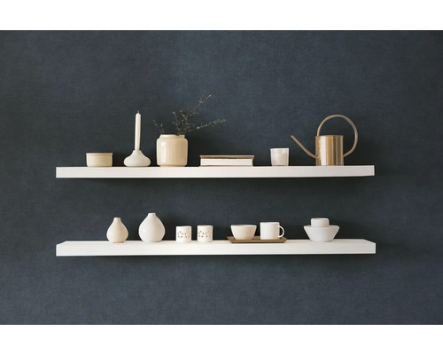 Dve police s dekoratívnymi predmetmi na stene