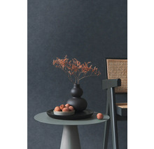 Dekoratívne zátišie so sušenými kvetmi vo váze, miskou s ovocím a stoličkou na odkladacom stolíku pred tmavou stenou