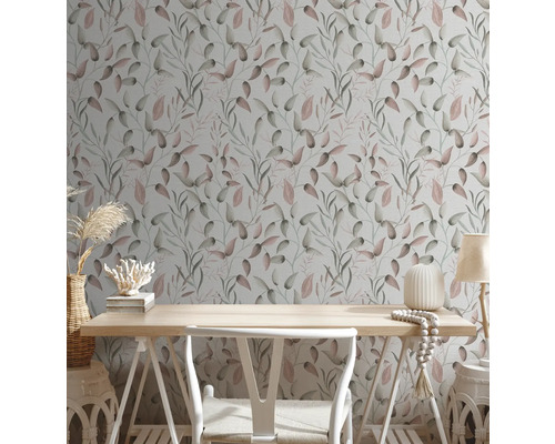 Kancelársky priestor s kvetinovou tapetou, stolom a stoličkou