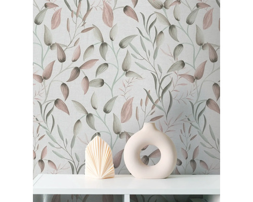 Dekoratívna tapeta s kvetinovým vzorom, kombinovaná s vázou a sviečkou na poličke