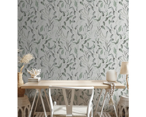 Izba s tapetou so vzorom listov, stolom a dekoráciou