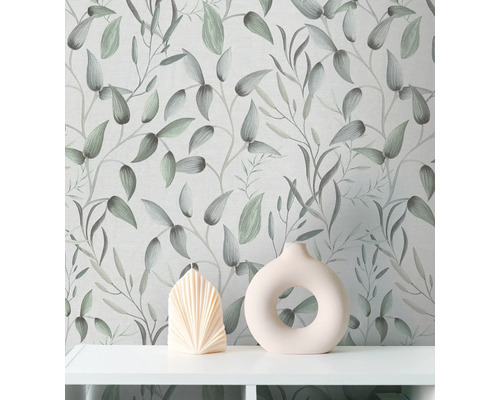 Tapeta s kvetinovým vzorom v kombinácii s dekoratívnou sviečkou a vázou na polici