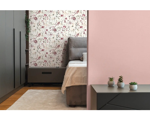 Spálňa s posteľou, nočným stolíkom, skriňou a kvetinovou tapetou