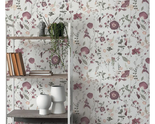 Polica s dekoratívnymi predmetmi pred kvetinovou tapetou