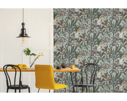 Jedáleň s tapetou so vzorom papagájov, jedálenským stolom a stoličkami