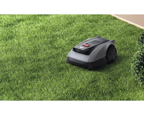 Robotická kosačka na trávniku